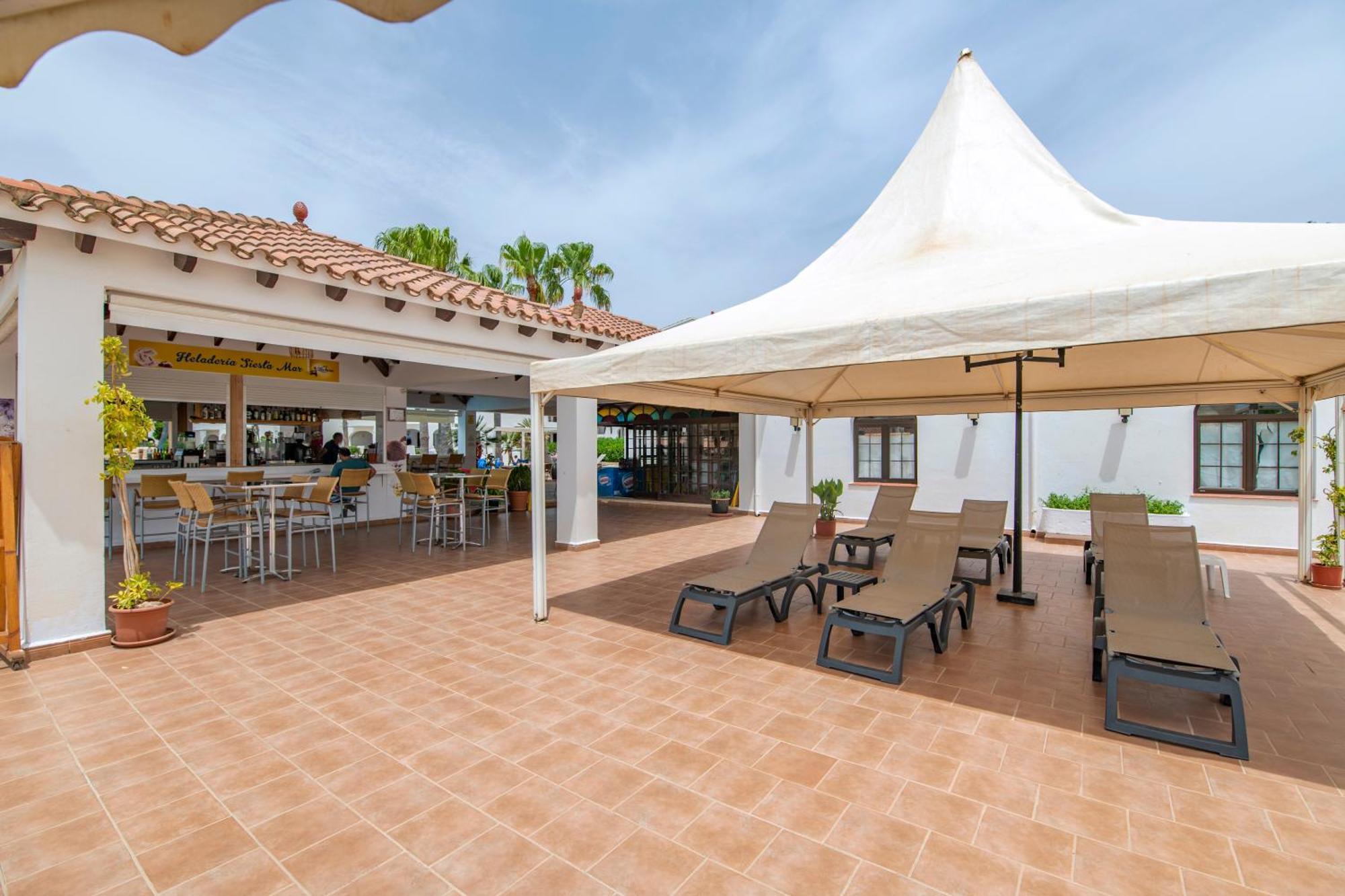 Siesta Mar One Bedroom Apartments Cala En Porter  ภายนอก รูปภาพ